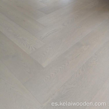 Parquet de roble en espiga de color natural gris claro